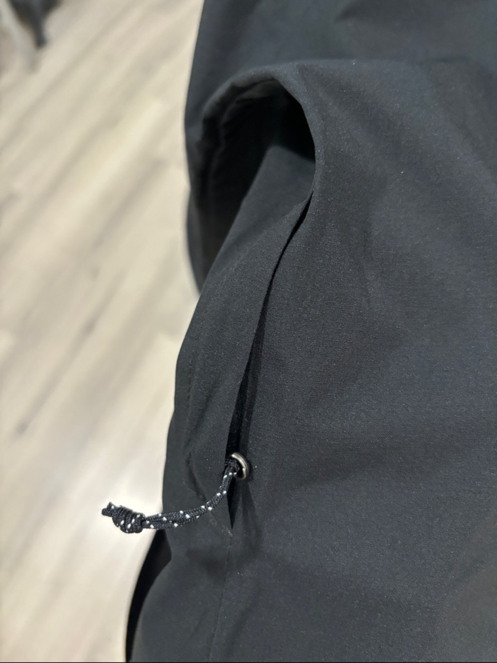 Mountain Hardwear Black Hooded Rain Jacket. - Picture 8 of 9